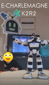 Un enfant programmant voyant son résultat sur le robot humanoid devant lui
