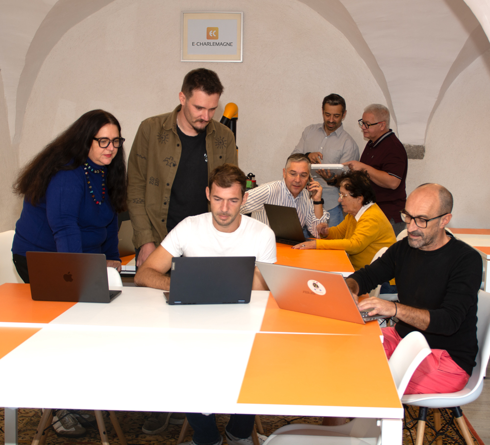 Équipe réunie autour d'un projet de formation