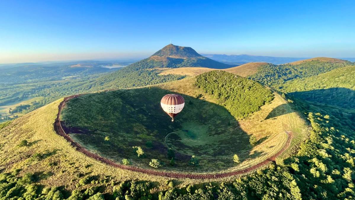 Puy de Dôme and hot air balloon in Auvergne